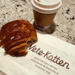 Vete-Katten Continental - Pain au chocolat and a cappuccino