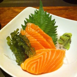 Salmon sashimi is very fresh and tasty.