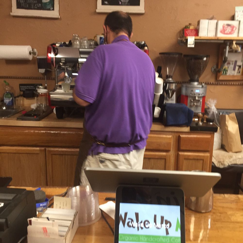 Oscar cranking out our drinks...very proficient. Oscar cranking out our drinks...very proficient.