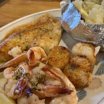 Lee's Inlet Kitchen - Broiled combination platter - Seafood Near Me - Murrells Inlet, South Carolina Lee's Inlet Kitchen - Broiled combination platter - Seafood Near Me - Murrells Inlet, South Carolina