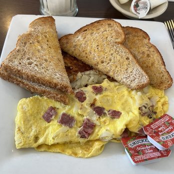 Village Kitchen - Corned beef omelette - American Near Me - Ann Arbor, Michigan