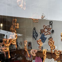 Squabisch - Pretzel Art in the window front