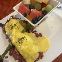 The Irish Benedict with fresh fruit