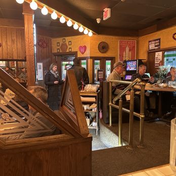 Papa's Pizza Place - Interior - Pizza Near Me - Woodridge, Illinois