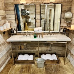 Cowshed Spa Chicago - The lounge (locker room) bathing area.