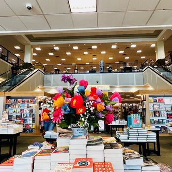 Barnes & Noble - Grand entrance - Bookstores Near Me - Houston, Texas Barnes & Noble - Grand entrance - Bookstores Near Me - Houston, Texas