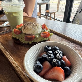 Cuppa Gatlin Cafe - Avocado toast and fruit - Coffee & Tea Near Me - Gatlinburg, Tennessee