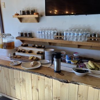 Mountain Inn - Juice and pastry station - Hotels Near Me - Killington, Vermont Mountain Inn - Juice and pastry station - Hotels Near Me - Killington, Vermont