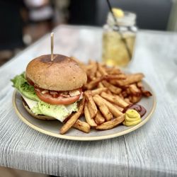 Manoir Montmorency - My burger - so good !