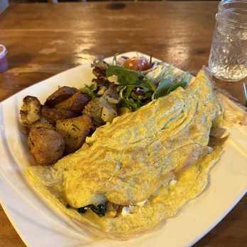 Mominette - Omelette w/ Salad and Home Fries - French Near Me - Brooklyn, New York Mominette - Omelette w/ Salad and Home Fries - French Near Me - Brooklyn, New York