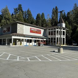 Grocery Outlet - Huge parking lot!