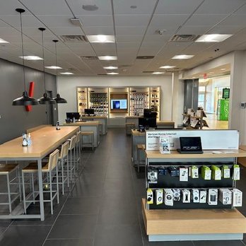 Verizon - Mobile Phones Near Me - Manchester, New Hampshire Verizon - Mobile Phones Near Me - Manchester, New Hampshire