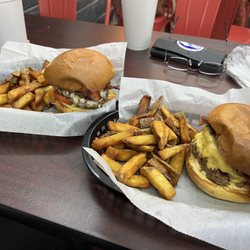 The Mann's Doghouse - Great portions and very tasty burgers