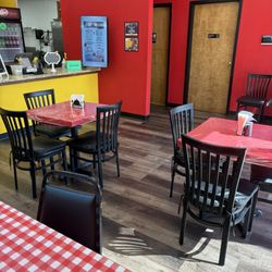 RD’s Smokehouse - Four tables inside.