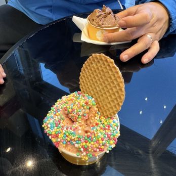 ILGelato Di Carlotta - Strawberry gelato with sprinkles - Desserts Near Me - Niagara Falls, Ontario