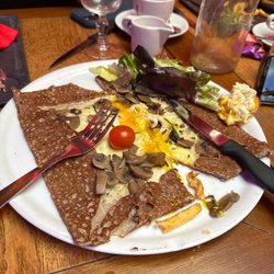 La Tavernes des Deux Augustins - Galette with egg, cheese, mushrooms