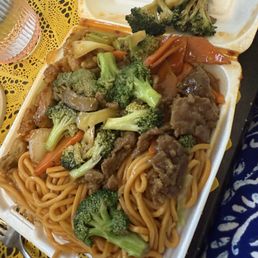 Beef brócoli , Kung pao chicken , half half rice and chowmein