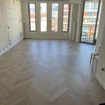 Floors4u - empty living room with hardwood floors - Flooring Near Me Floors4u - empty living room with hardwood floors - Flooring Near Me