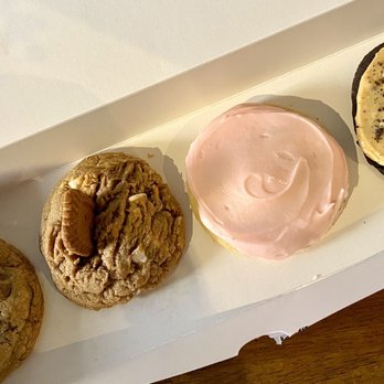 Crumbl - Wicker Park - Chocolate chip, cookie butter, pink sugar and chocolate pumpkin. - Bakeries Near Me - Chicago, Illinois Crumbl - Wicker Park - Chocolate chip, cookie butter, pink sugar and chocolate pumpkin. - Bakeries Near Me - Chicago, Illinois