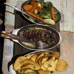 Noah Restaurant - Steak, fresh veggies and papas