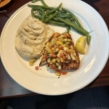 Bahama Breeze - Salmon green beans mashed potatoes - Bars Near Me - Woodbridge, Virginia