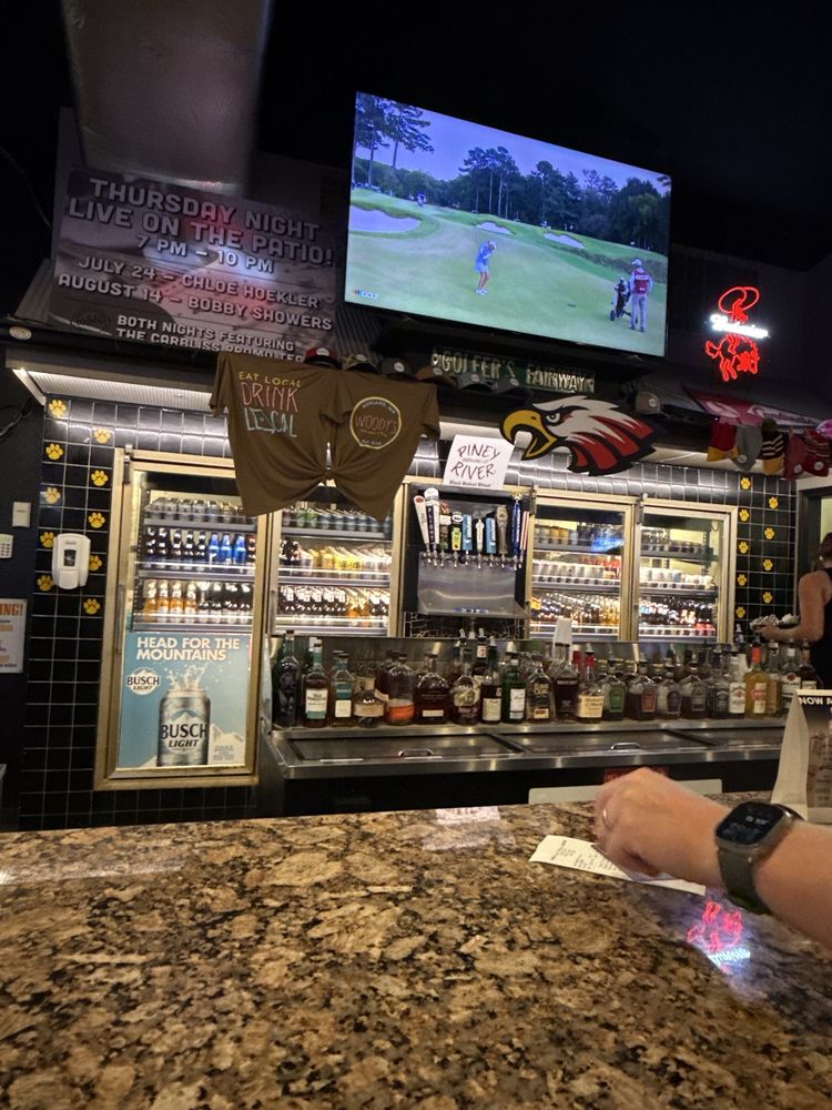 Woody's Pub and Grub Logo