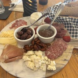 Uno Venti Pizzeria - Charcuterie board