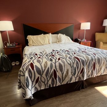 Red Roof Inn - Our bedroom with king size bed - Hotels Near Me - Etowah, Tennessee Red Roof Inn - Our bedroom with king size bed - Hotels Near Me - Etowah, Tennessee