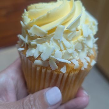 Jennivee’s Bakery - Orange creamsicle cupcake - I'd skip next time - maybe more for kids? - Desserts Near Me - Chicago, Illinois Jennivee’s Bakery - Orange creamsicle cupcake - I'd skip next time - maybe more for kids? - Desserts Near Me - Chicago, Illinois