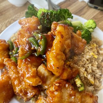 Suily's Cafe - Mountain of goodness: Rock Cod w/ garlic sauce - Chinese Near Me - Daly City, California