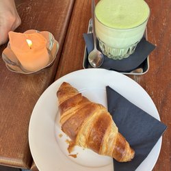 Brug 34 - Croissant and matcha latte