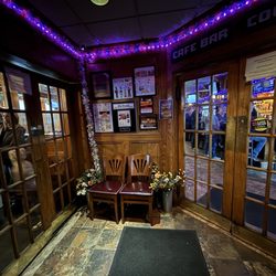 Grant Street Cafe - Entryway--dining room to the left, bar area to the right