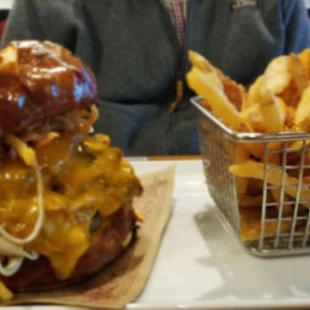 Guy Fieri's Foxwoods Kitchen & Bar - Motley Que pulled pork is gianormous - American Near Me - Mashantucket, Connecticut