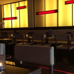 Generation Bar - Stylish ausgeleuchtete Wandfront