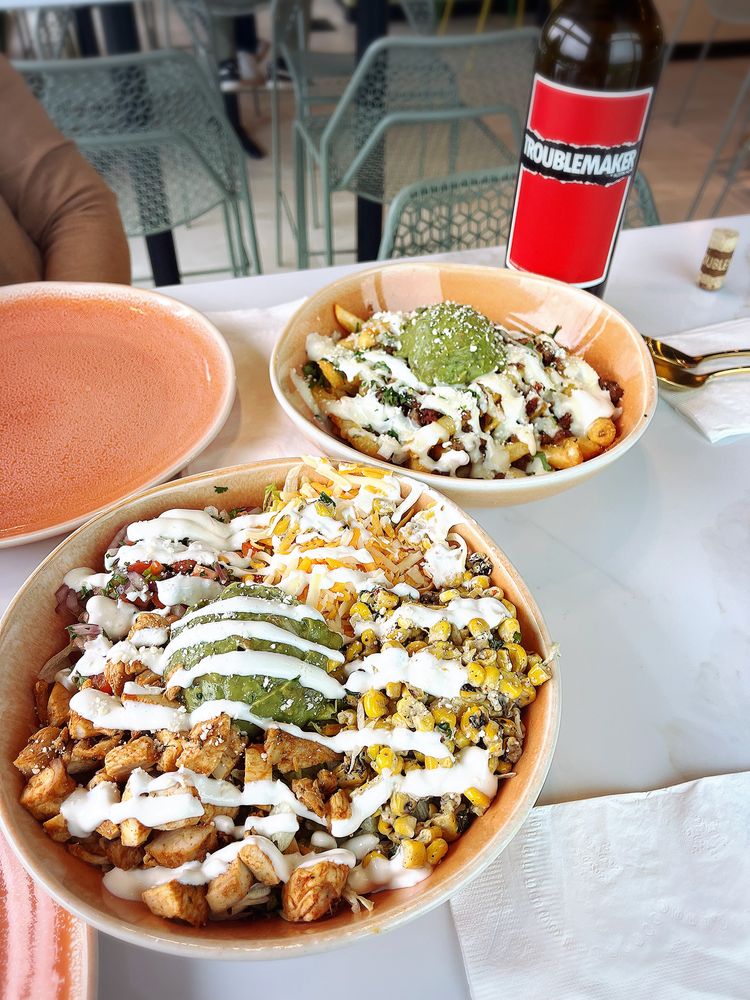 Chavelitas Pub Grill & Cantina