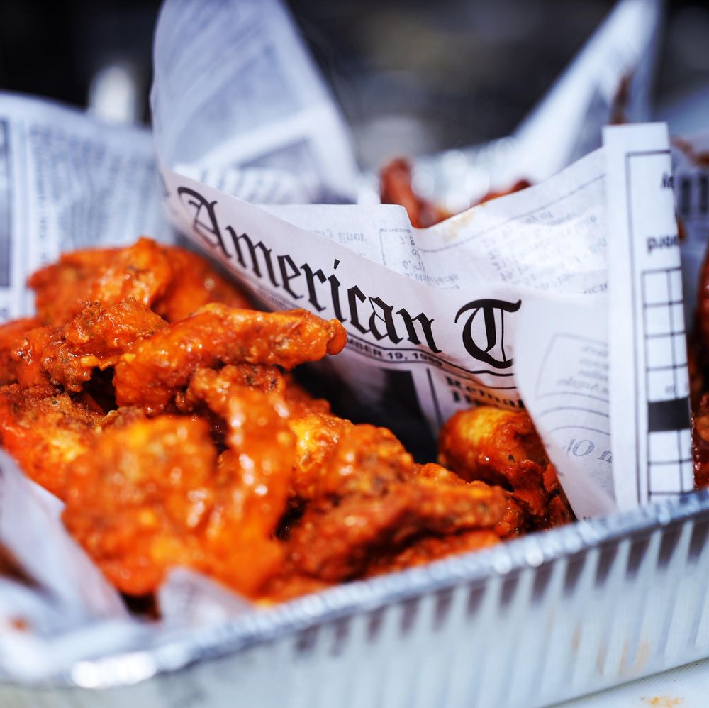 Wingin it Wings Logo