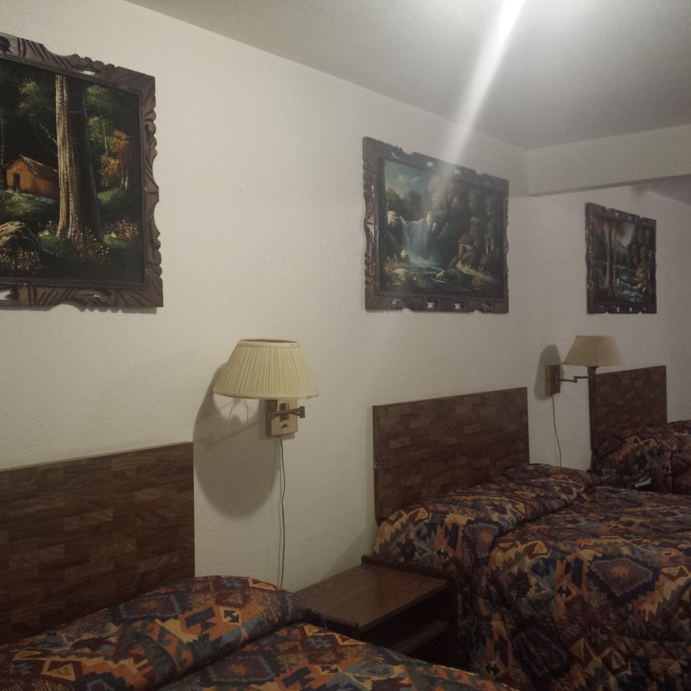 Crane Motel - 3 beds and 3 hideous velvet paintings - Hotels Near Me - Roswell, New Mexico
