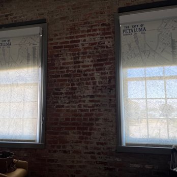 Hampton Inn Petaluma - Brick accent wall. - Hotels Near Me - Petaluma, California