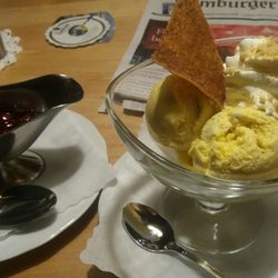 Ofenstube - Vanilieeis mit heissen Früchten. Lecker :-)