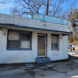 B's Barbecue - Order window is around on the side.