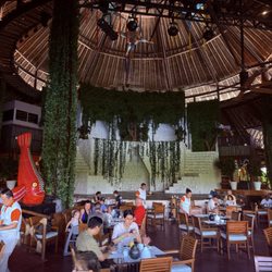 Café del Lago - Big room with a stage