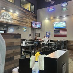 Gusano's Pizza - Entrance, seating area