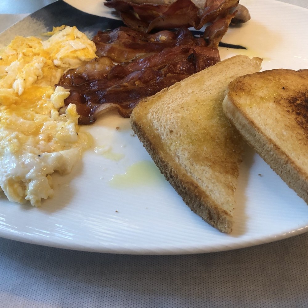 MABI - American breakfast with bacon, scrambled eggs, and toast - Tapas Bars Near Me - Barcelona, B