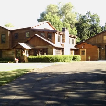 Engen Hus - Entering the driveway to Engen Hus. - Bed & Breakfast Near Me - Holladay, Utah Engen Hus - Entering the driveway to Engen Hus. - Bed & Breakfast Near Me - Holladay, Utah
