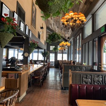 The Kettle - Inside - Diners Near Me - Manhattan Beach, California