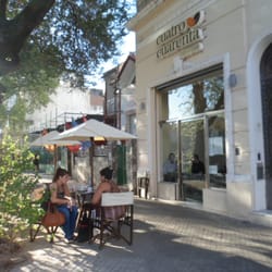 CUATRO CUARENTA pan y cafe - Por la tarde algunos disfrutan del aire libre, otros del aire acondicionado.