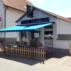 Eiscafe Mediterraneo - Ansicht von der gegenüberliegenden Straßenseite