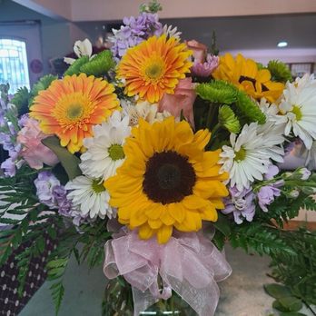 Lindenhurst Village Florist - Beautiful arrangement! - Florists Near Me - Lindenhurst, New York