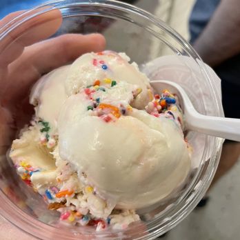 Happy Day Dessert Factory - Funfetti tasted like vanilla with a handful of sprinkles. Pretty blah - Desserts Near Me - Pittsburgh, Pennsylvania