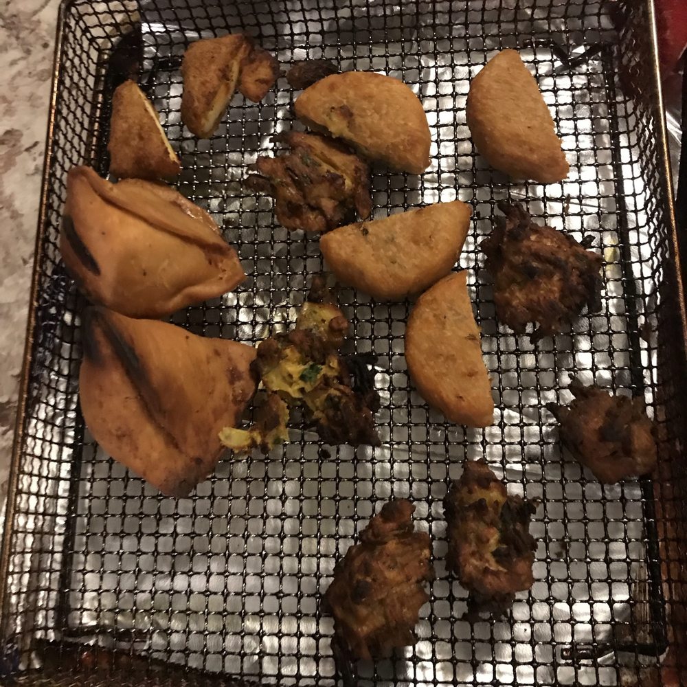 Tasty Curry Restaurant & Pizza - What I got. Seriously??! ONE Paneer pakora CUT IN HALF. TWO aloo tikki CUT IN HALF. TWO samosas. This is false advertising. - Pizza Near Me - Everett, Washington Tasty Curry Restaurant & Pizza - What I got. Seriously??! ONE Paneer pakora CUT IN HALF. TWO aloo tikki CUT IN HALF. TWO samosas. This is false advertising. - Pizza Near Me - Everett, Washington